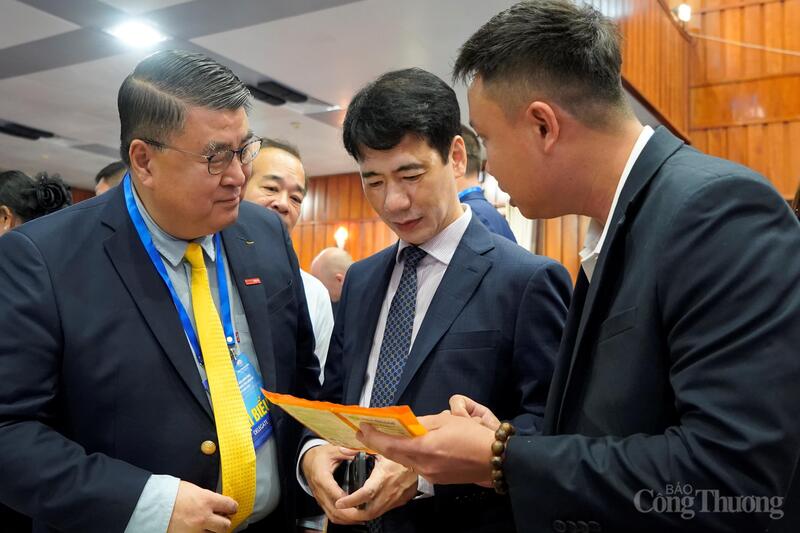Ông Paul Le, Phó Chủ tịch Tập đoàn Central Retail tại Việt Nam (bìa trái) tìm hiểu sản phẩm đặc trưng tỉnh Tây Ninh. Ảnh: Nguyễn Ngọc