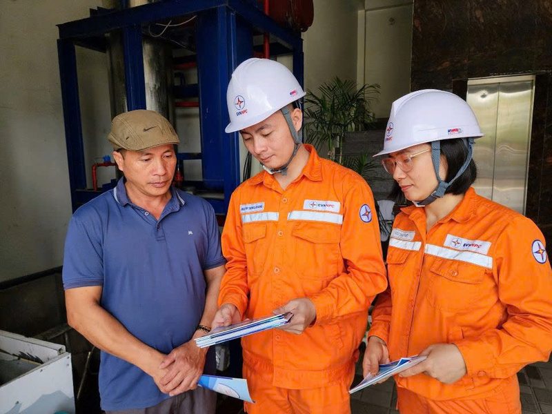 Hoá đơn điện tăng do sản lượng tiêu thụ tăng (Ảnh minh hoạ).