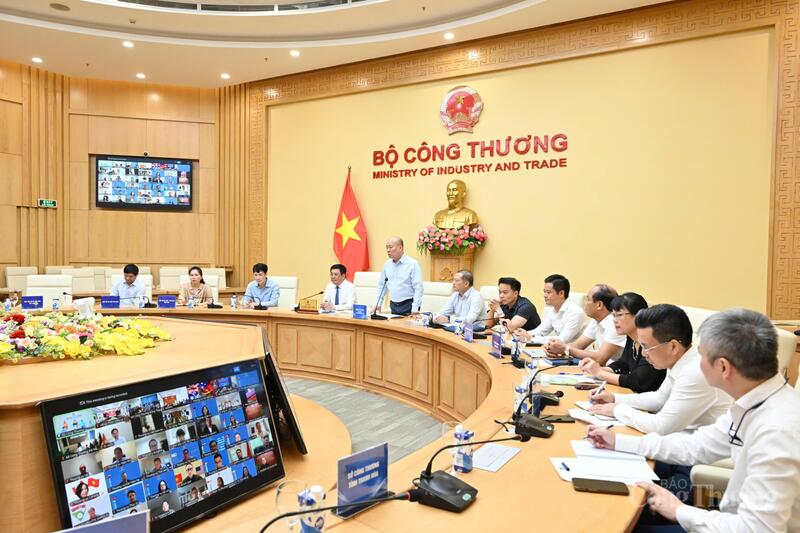 Okvip69 Đăng ký cá cược giao ban xúc tiến thương mại với hệ thống Thương vụ Việt Nam ở nước ngoài tháng 8 diễn ra sáng 9/9. Ảnh: Cấn Dũng