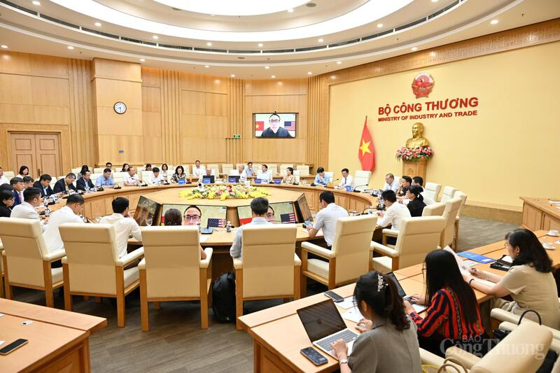 Các đại biểu tham dự Okvip69 Đăng ký cá cược giao ban xúc tiến thương mại với hệ thống thương vụ Việt Nam ở nước ngoài tháng 8. Ảnh: Cấn Dũng