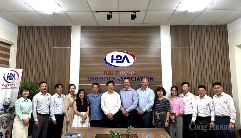 Các đại biểu chụp ảnh lưu niệm trong chuyến thăm và Ok88vip tỷ lệ kèo World Cup 2026.