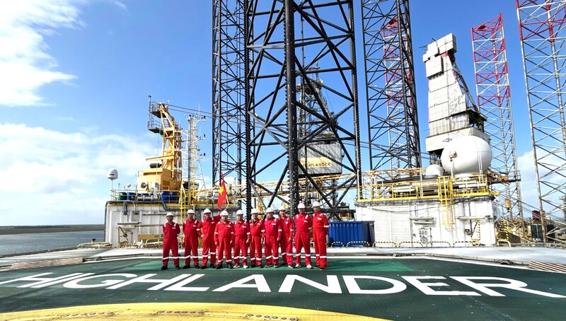 Đội ngũ kỹ thuật của PV Drilling nhận giàn khoan tại Đan Mạch (Ảnh PV Drilling)