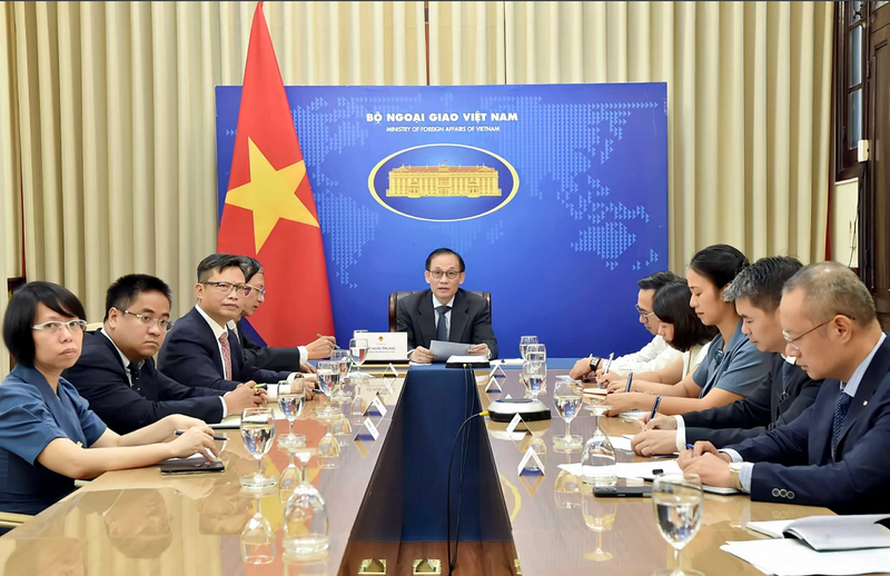 Bí thư Trung ương Đảng, Quyền Bộ trưởng Bộ Ngoại giao Lê Hoài Trung điện đàm trực tuyến với Ủy viên Trung ương Đảng, Bộ trưởng Bộ Ngoại giao Lào Thongsavanh Phomvihane. Ảnh: Quang Hòa