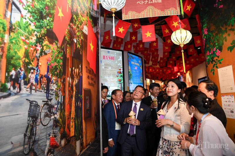Nhà Triển lãm Việt Nam tại EXPO 2025 là sự kết hợp của truyền thống - hiện tại và tương lai với ngôn ngữ trưng bày và công nghệ hiện đại nhằm lan tỏa các câu chuyện tự hào về đất nước, con người Việt Nam với bạn bè quốc tế với khát vọng bứt phá trong kỷ nguyên mới.