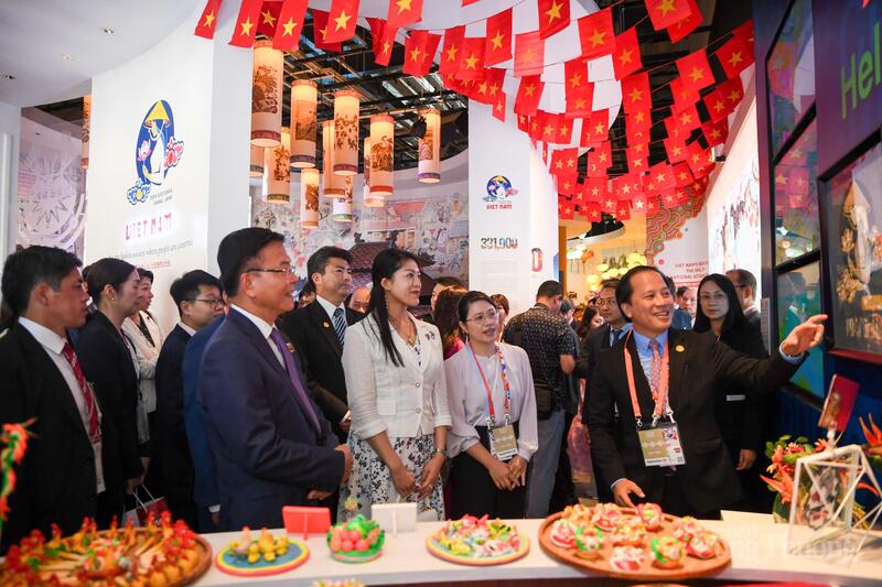 Phó Thủ tướng Lê Thành Long và Công chúa Nhật Bản Tsuguko tham quan, trải nghiệm các sản phẩm truyền thống, biểu tượng của văn hóa, con người Việt Nam.