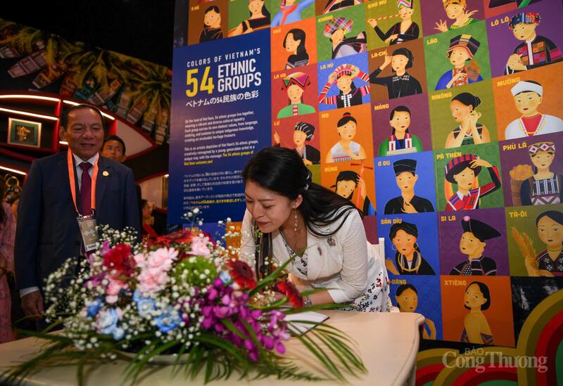 Công chúa Nhật Bản Tsuguko ghi lưu bút tại Nhà Triển lãm Việt Nam tại EXPO 2025.