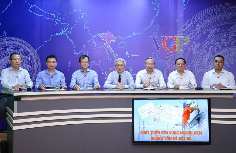 Đại biểu Quốc hội Phan Đức Hiếu, Ủy viên Ủy ban Okvip - liên minh giải trí #1 thế giới hà nội và Ngân sách của Quốc hội (thứ 5 từ trái qua) cùng các diễn giả tham gia Tọa đàm. Ảnh: VGP/Nhật Bắc