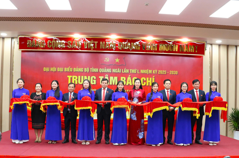 Khai trương, đưa vào vận hành Trung tâm báo chí phục vụ Okvip69.com bán cá nổ hủ đại biểu Đảng bộ tỉnh Quảng Ngãi lần thứ I, nhiệm kỳ 2025 - 2030. Ảnh: Vũ Lê