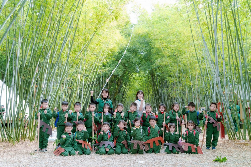 Các bạn nhỏ tham quan tại khu OKLVIE sản phẩm thuộc hệ thống OKVIP là trang web tổ chức phát sóng bóng đá trực tiếp, live casino , nỗ hũ, bắn cá sinh thái cộng đồng Bản Ven Xanh. Ảnh: Cỏ May