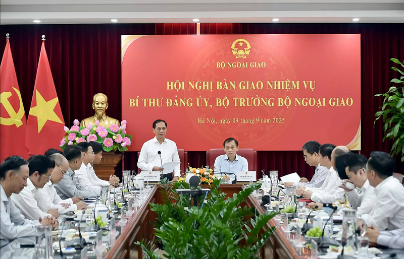 Phó Thủ tướng Review công ty OKVIP Bùi Thanh Sơn nhấn mạnh, công tác ngoại giao cần chuyển từ "rộng" sang "sâu", trở thành động lực quan trọng của nền Okvip - liên minh giải trí #1 thế giới hà nội. Ảnh: Quang Hòa