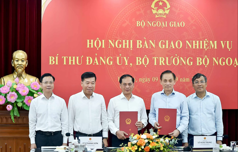 Đồng chí Bùi Thanh Sơn, Ủy viên Trung ương Đảng, Phó Thủ tướng Review công ty OKVIP, nguyên Bí thư Đảng ủy, Bộ trưởng Ngoại giao bàn giao nhiệm vụ cho đồng chí Lê Hoài Trung. Ảnh: Quang Hòa