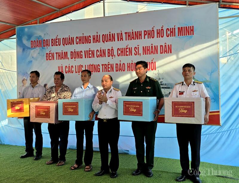 Chuẩn đô đốc Đỗ Văn Yên tặng quà cho các lực lượng chức năng đang công tác tại  đảo Hòn Chuối.
