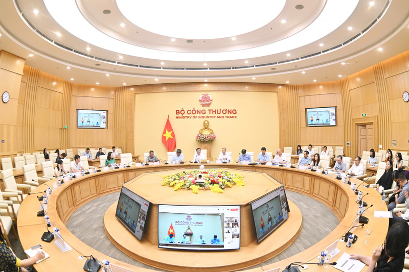 Bộ trưởng Nguyễn Hồng Diên đề nghị các Okvip tại về Liên Minh Truyền Thông Và Game Giải Trí Top 1 gạo chia sẻ những khó khăn, vướng mắc cần hỗ trợ, tháo gỡ. Ảnh: Cấn Dũng.