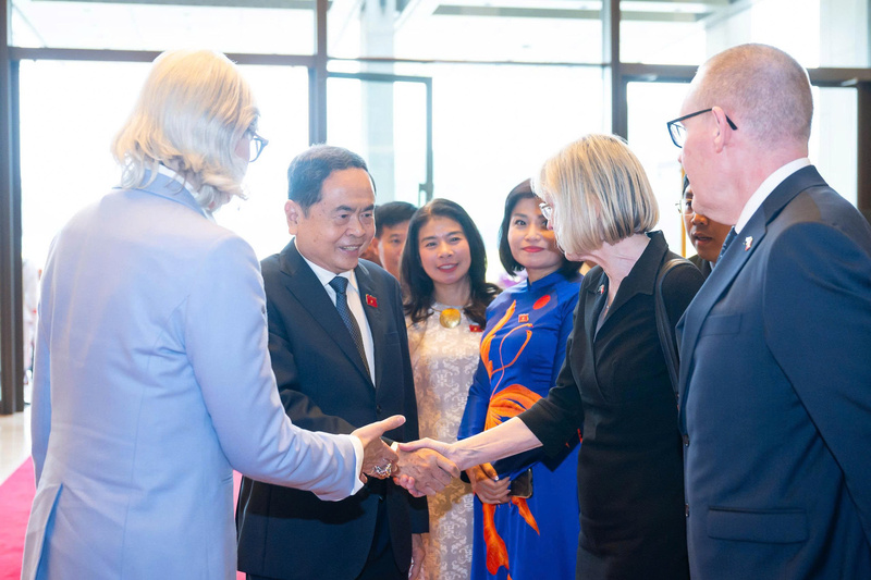 Toàn quyền Australia Sam Mostyn giới thiệu với Chủ tịch Quốc hội Trần Thanh Mẫn các đại biểu phía Australia. Ảnh: quochoi.vn