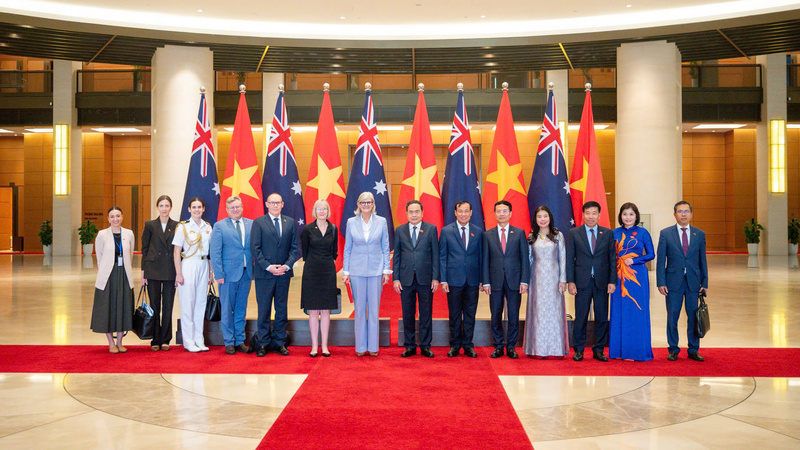 Chủ tịch Quốc hội Trần Thanh Mẫn và Toàn quyền Australia Sam Mostyn chụp ảnh lưu niệm cùng các đại biểu. Ảnh: quochoi.vn