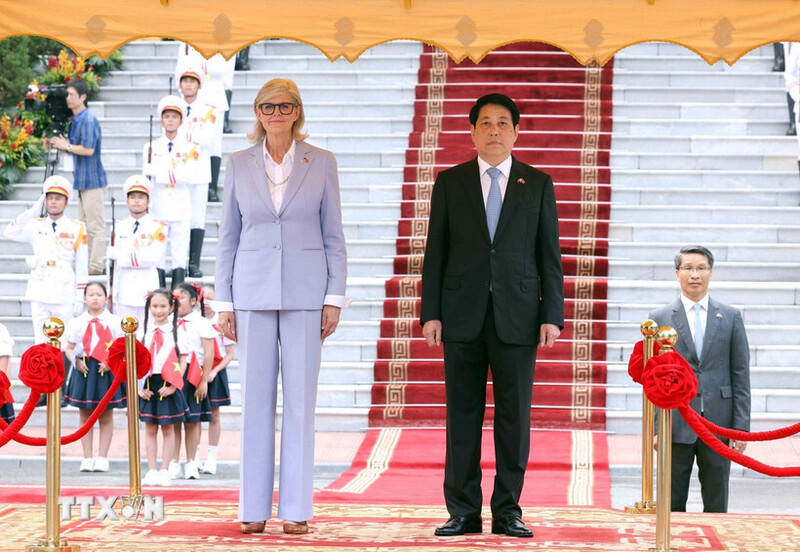 Chủ tịch nước Lương Cường và Toàn quyền Australia Sam Mostyn trên bục danh dự, nghe Quân nhạc cử Quốc thiều hai nước. Ảnh: Lâm Khánh/TTXVN