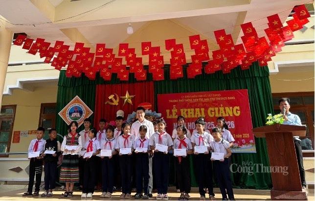 Trao học bổng cho học sinh trường phổ thông Dân tộc bán trú Tiểu học và THCS Dang và Mẫu giáo Dang (xã Tây Giang) ngày 5/9 vừa qua