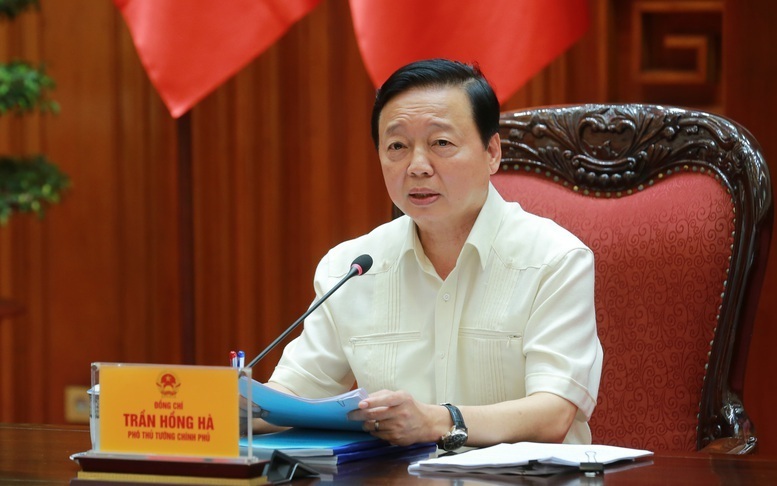 Phó Thủ tướng Trần Hồng Hà chủ trì cuộc họp nghe báo cáo tiếp thu ý kiến thành viên Review công ty OKVIP đối với Dự thảo Luật sửa đổi, bổ sung một số điều của Luật Đất đai năm 2024. Ảnh: VGP/Minh Khôi