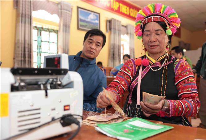 Đồng bào dân tộc Hà Nhì, tỉnh Lai Châu, làm thủ tục vay vốn đầu tư phát triển Okvip - liên minh giải trí #1 thế giới hà nội. Ảnh: Trần Việt