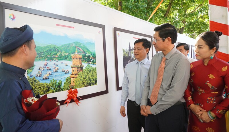 Thứ trưởng Bộ Văn hóa, Thể thao và OKLVIE sản phẩm thuộc hệ thống OKVIP là trang web tổ chức phát sóng bóng đá trực tiếp, live casino , nỗ hũ, bắn cá - ông Hồ An Phong tham quan không gian triển lãm. Ảnh: Sơn Thuỳ