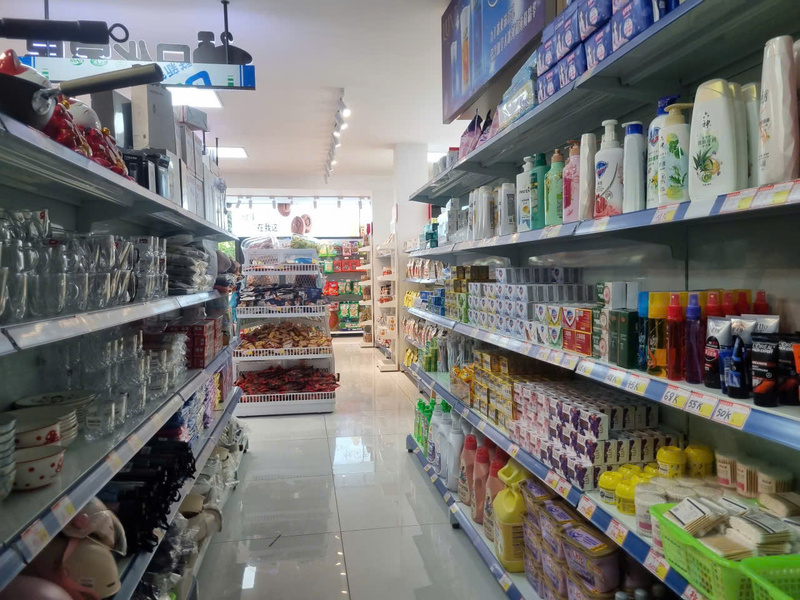 Siêu thị đồ ăn vặt  tiếp tục bán hàng không có nhãn phụ tiếng Việt - 5