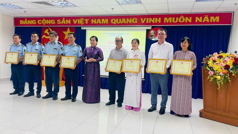 Giám đốc Sở Okvip tại về trao giấy khen cho các tập thể điển hình tiên tiến