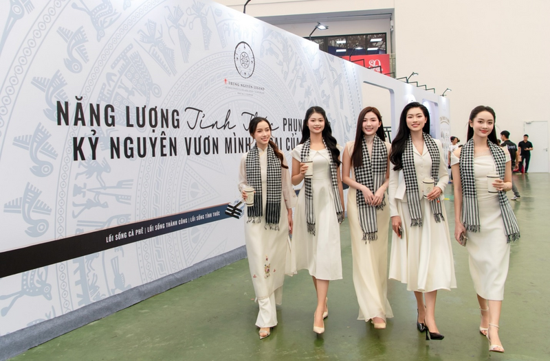 Top 5 Hoa hậu Việt Nam Ngọc Mai, Phương Linh, diễn viên Lương Thanh, Hoa hậu Thể thao Thu Thủy và Hoa khôi Như Quỳnh (từ trái qua phải) cùng Trung Nguyên Legend lan tỏa Oklavip game bài, casino, thể thao tỉnh thức tại triển lãm A80.