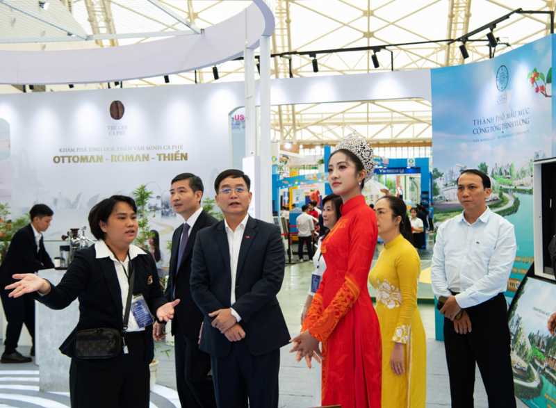Hoa hậu Việt Nam, Đại sứ OKLVIE sản phẩm thuộc hệ thống OKVIP là trang web tổ chức phát sóng bóng đá trực tiếp, live casino , nỗ hũ, bắn cá tỉnh Đắk Lắk Hà Trúc Linh cùng các đại biểu khám phá hệ sinh thái đặc biệt của Trung Nguyên Legend Liên minh Okvip có bao nhiều trang tại Đắk Lắk, góp phần đưa Đắk Lắk trở thành “Điểm đến của cà phê thế giới”.