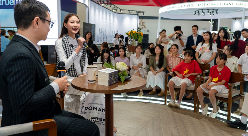 Talkshow “Khát vọng tuổi trẻ - Khởi nghiệp kiến quốc” thu hút đông đảo bạn trẻ và khách tham quan giao lưu, chia sẻ.