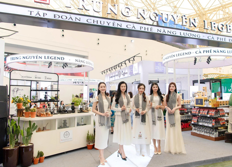 Các hoa hậu, người đẹp Việt hào hứng khám phá không gian văn hóa cà phê Việt Nam đặc sắc, cùng Trung Nguyên Legend lan tỏa Oklavip game bài, casino, thể thao tỉnh thức, sáng tạo tại triển lãm A80.