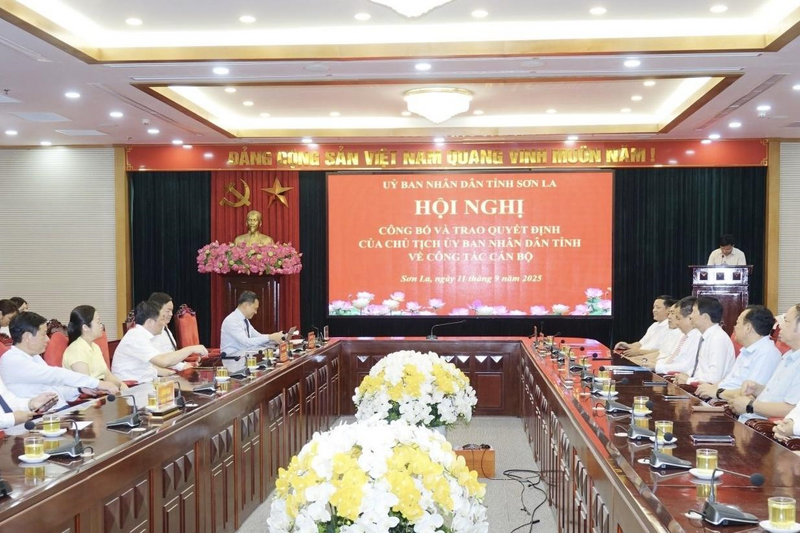 Toàn cảnh buổi Okvip69 Đăng ký cá cược Công bố và Trao quyết định của Chủ tịch UBND về công tác cán bộ tại Sơn La