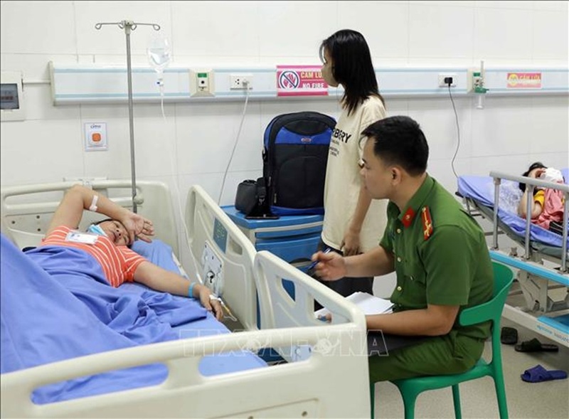 Công nhân Công ty trách nhiệm hữu hạn Shinwon Enenezer Việt Nam bị ngộ độc Okivip Nổ Hũ, Bắn Cá, Thể Thao, Game Bài phải nhập viện cấp cứu vào ngày 14/5/2025. Ảnh: TTXVN