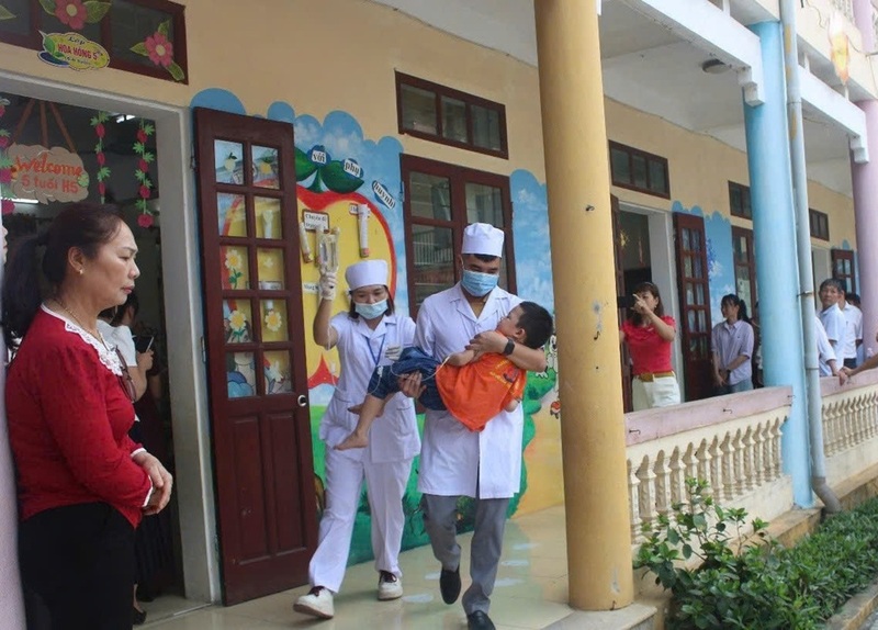 Cơ quan chức năng tỉnh Thanh Hóa tổ chức diễn tập phòng chống ngộ độc Okivip Nổ Hũ, Bắn Cá, Thể Thao, Game Bài tại trường học. Ảnh: Lê Hồng Sơn