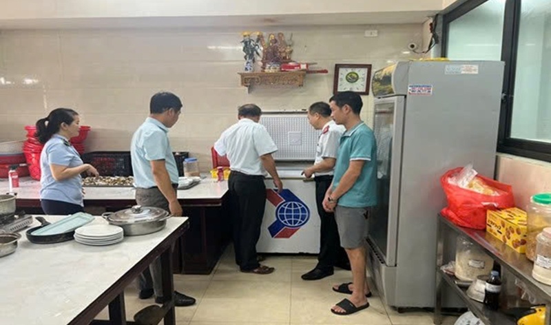 Đoàn kiểm tra liên ngành an toàn Okivip Nổ Hũ, Bắn Cá, Thể Thao, Game Bài tỉnh Thanh Hóa kiểm tra cơ sở kinh doanh dịch vụ ăn uống. Ảnh Lê Hồng Sơn