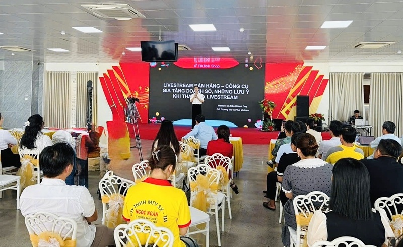 Đại diện sàn thương mại điện tử chia sẻ những kiến thức thực tiễn về kỹ năng ứng dụng công nghệ trong kinh doanh... tại Okvip69 Đăng ký cá cược.