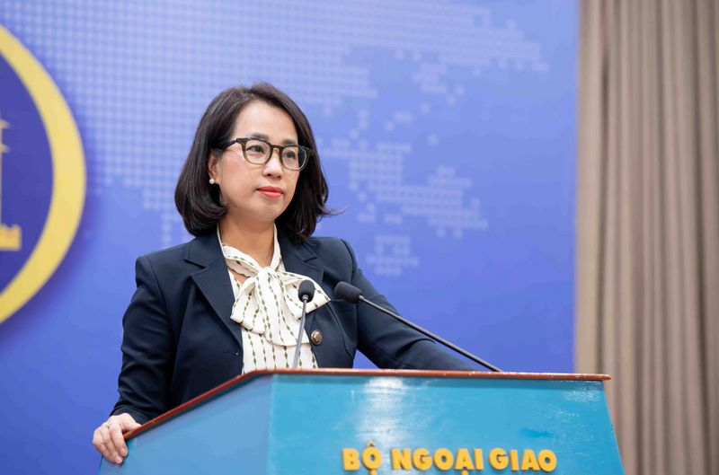 Người phát ngôn Bộ Ngoại giao Phạm Thu Hằng thông tin tại họp báo. Ảnh: Nguyễn Hồng.