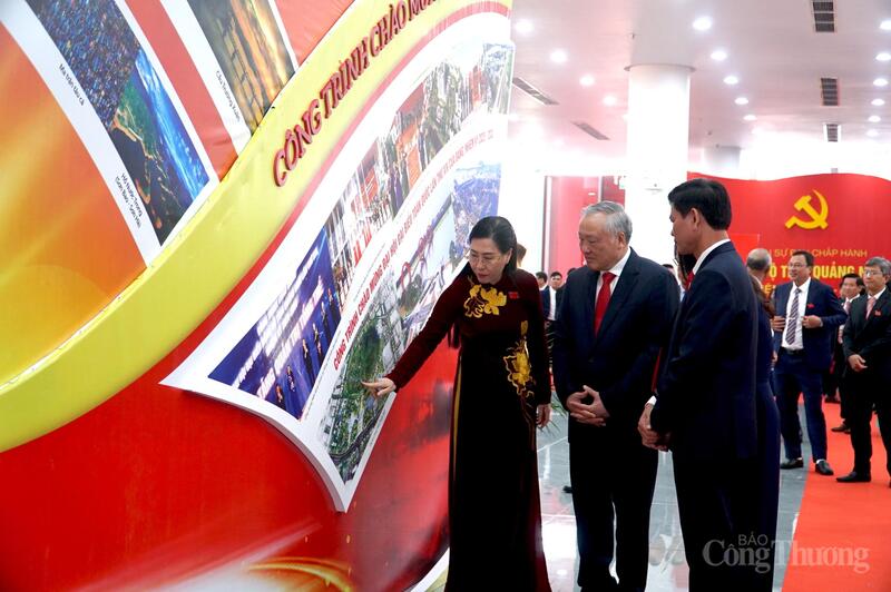 Phó Thủ tướng Thường trực Review công ty OKVIP Nguyễn Hòa Bình tham quan các gian hàng triển lãm giới thiệu thành tựu tỉnh Quảng Ngãi tại Okvip69.com bán cá nổ hủ.