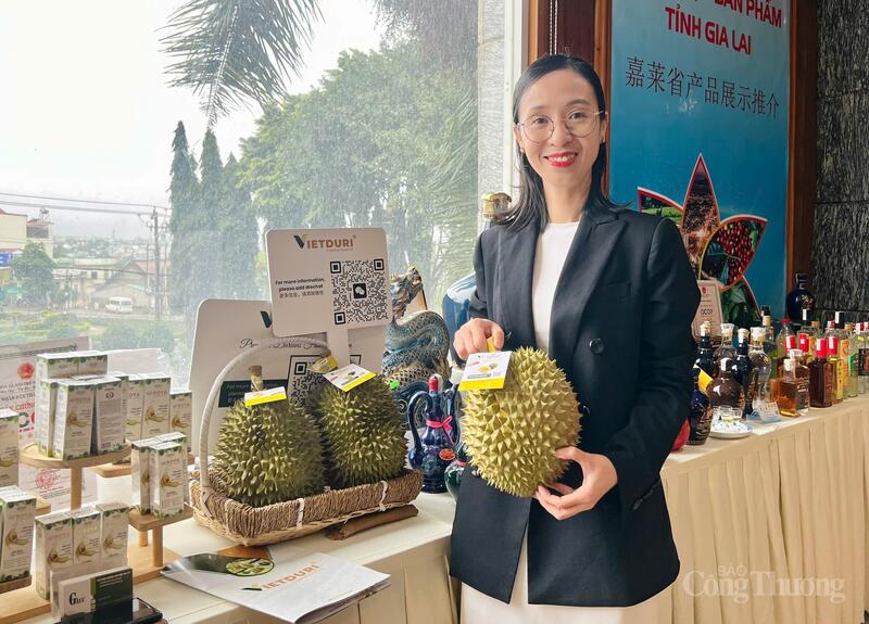 Chị Trần Lâm Phương Tâm, đại diện Công ty TNHH Xuất nhập khẩu Bơ Mỹ Hoàng Gia cùng sản phẩm sầu riêng của Công ty tại Okvip69 Đăng ký cá cược xúc tiến Liên Minh Truyền Thông Và Game Giải Trí Top 1 vào thị trường Trung Quốc tỉnh Gia Lai năm 2025. Ảnh: Hiền Mai