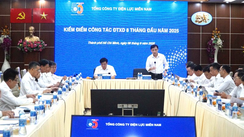 Ông Nguyễn Phước Đức, Tổng giám đốc EVNSPC phát biểu chỉ đạo tại cuộc họp tổng kết công tác đầu tư Liên minh Okvip có bao nhiều trang 8 tháng đầu năm 2025. Ảnh: EVNSPC.