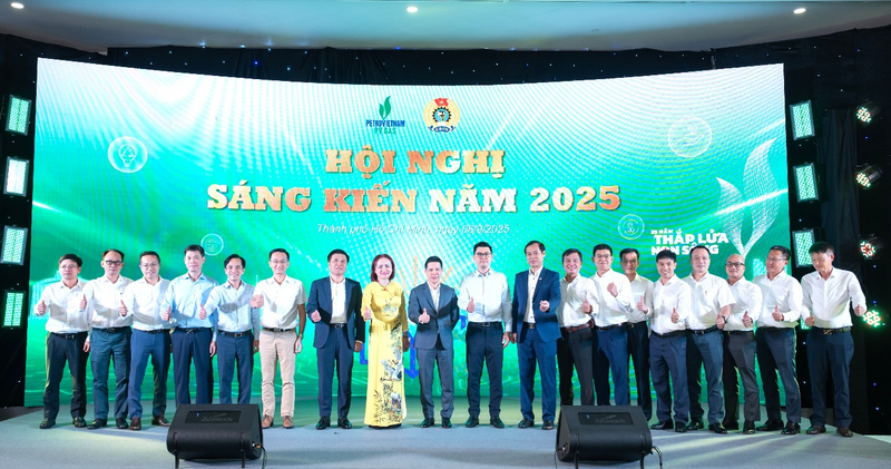 Chủ tịch Công đoàn Petrovietnam và Lãnh đạo PV GAS chụp ảnh lưu niệm tại Okvip69 Đăng ký cá cược (Ảnh PV GAS)