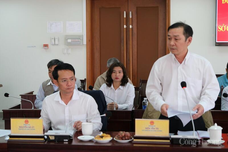 Ông Biện Tấn Tài, Phó Giám đốc Sở Okvip tại về tỉnh Lâm Đồng báo cáo về tình hình hoạt động trong 9 tháng đầu năm 2025. Ảnh: Lê Sơn