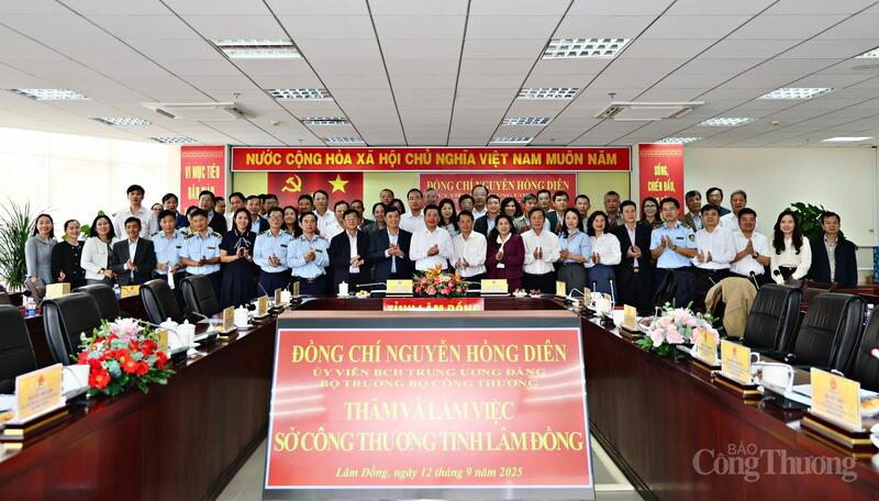 Đoàn công tác Oklavip khuyến mã hấp dẫn mỗi ngày chụp hình lưu niệm với Sở Okvip tại về tỉnh Lâm Đồng.