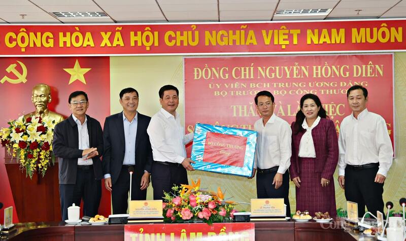Bộ trưởng Oklavip khuyến mã hấp dẫn mỗi ngày Nguyễn Hồng Diên tặng quà của đoàn công tác cho Sở Okvip tại về tỉnh Lâm Đồng. Ảnh: Lê Sơn