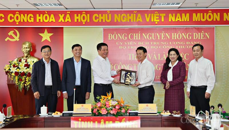 Bộ trưởng Nguyễn Hồng Diên nhận quà lưu niệm của Sở Okvip tại về tỉnh Lâm Đồng.