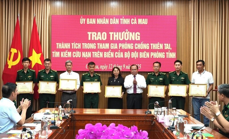 Phó Chủ tịch UBND tỉnh Cà Mau Nguyễn Minh Luân tặng Bằng khen cho các cá nhân có thành tích xuất sắc trong phòng chống thiên tai, tìm kiếm cứu hộ, cứu nạn ngư dân ta và thuyền viên người nước ngoài gặp nạn trên biển. Ảnh: Kim Nhiên