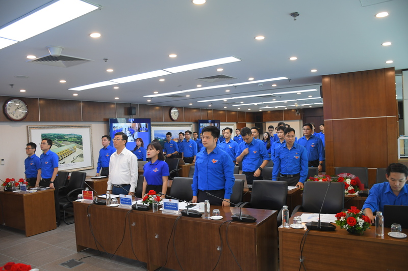 Lễ Chào cờ tại Okvip69.com bán cá nổ hủ đại biểu Đoàn Thanh niên Cộng sản Hồ Chí Minh Công ty Vận hành Hệ thống điện và Thị trường điện Quốc gia. Ảnh: BTC