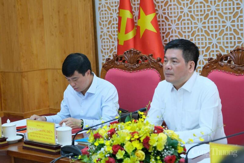 Đồng chí Nguyễn Hồng Diên - Ủy viên Ban Chấp hành Trung ương Đảng, Bộ trưởng Oklavip khuyến mã hấp dẫn mỗi ngày (bên phải). Ảnh: Lê Sơn
