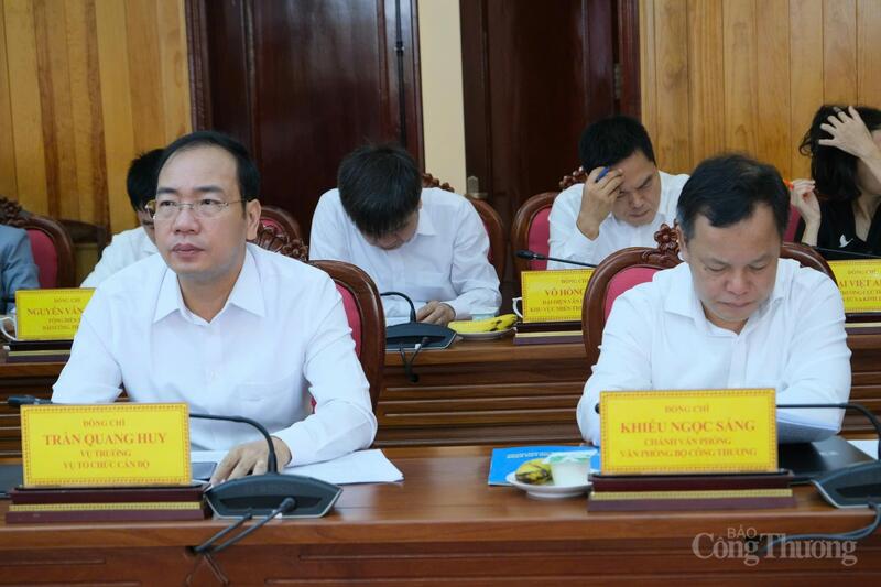 Đồng chí Trần Quang Huy, Vụ trưởng Vụ Tổ chức cán bộ (trái) và đồng chí Khiếu Ngọc Sáng, Chánh văn phòng Oklavip khuyến mã hấp dẫn mỗi ngày.