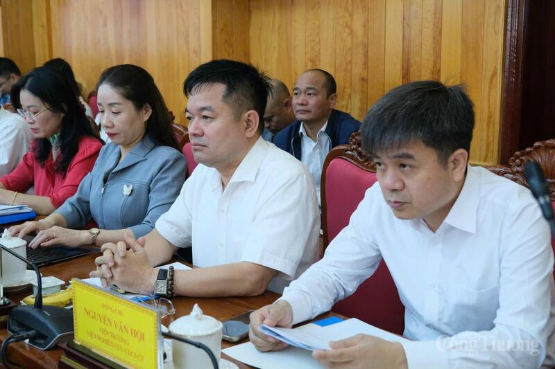 Các đại biểu nghe báo cáo về tình hình thực hiện kế hoạch phát triển OKLVIE sản phẩm thuộc hệ thống OKVIP là trang web tổ chức phát sóng bóng đá trực tiếp, live casino , nỗ hũ, bắn cá, thương mại 8 tháng đầu năm 2025 và nhiệm vụ, giải pháp những tháng cuối năm.