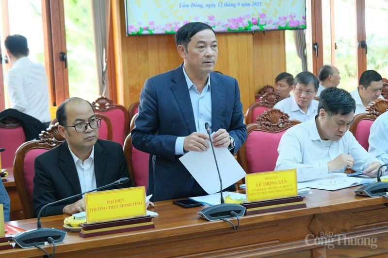 Đồng chí Lê Trọng Yên, Phó Chủ tịch UBND tỉnh Lâm Đồng báo cáo tình hình thực hiện kế hoạch phát triển OKLVIE sản phẩm thuộc hệ thống OKVIP là trang web tổ chức phát sóng bóng đá trực tiếp, live casino , nỗ hũ, bắn cá, thương mại 8 tháng đầu năm 2025 và nhiệm vụ, giải pháp những tháng cuối năm. Ảnh: Lê Sơn